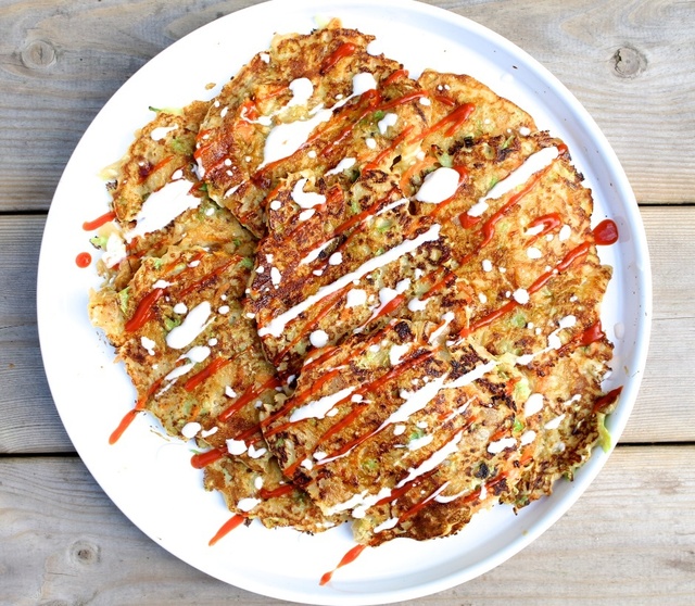 Okonomiyaki, srirachakastike ja teriyakilohi