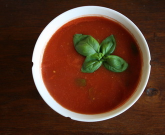 Tulinen tomaattikeitto