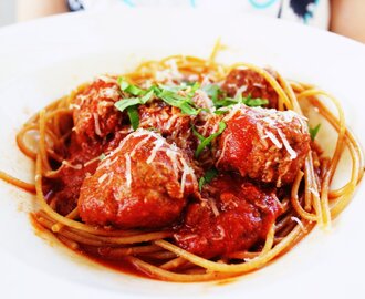 Spagettia ja lihapullia tomaattikastikkeessa