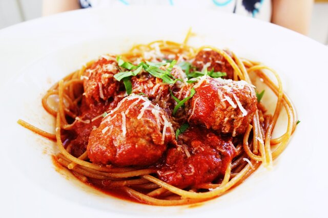 Spagettia ja lihapullia tomaattikastikkeessa