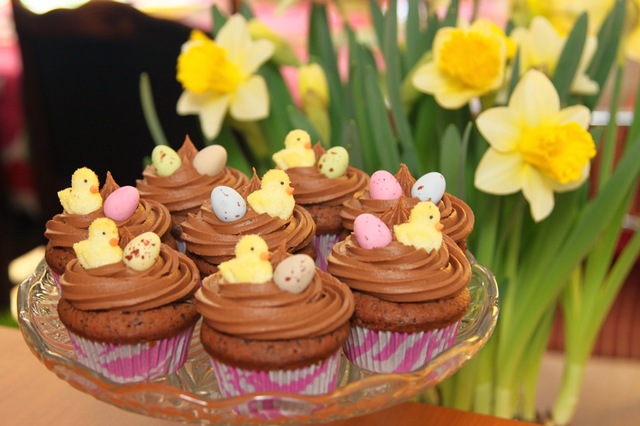 Kuppikakkuja Suklaakuorrutteella pääsiäiseksi - Chocolate cupcakes' frosting for Easter