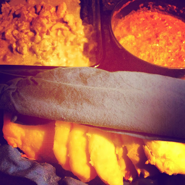 Intialainen kattaus: kana, korma ja naan-leipä