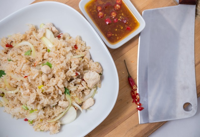 Thaiklassikko - paistettu riisi - khao pad prik gai