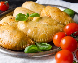 Empanadas mozzarellalla, tomaatilla ja basilikalla!