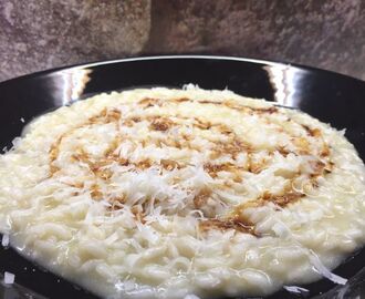 RISOTTO CON PECORINO, OLIO E ACETO BALSAMICO, risottoa pecorinolla, oliiviöljyllä ja balsamiviinietikalla maustettuna