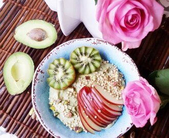 Ruusuvedellä terästetty smoothie bowl