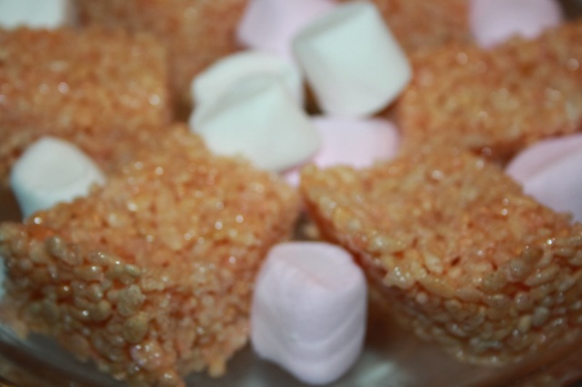 Rice crispy treats - sulatettua vaahtokarkkia ja riisimuroja