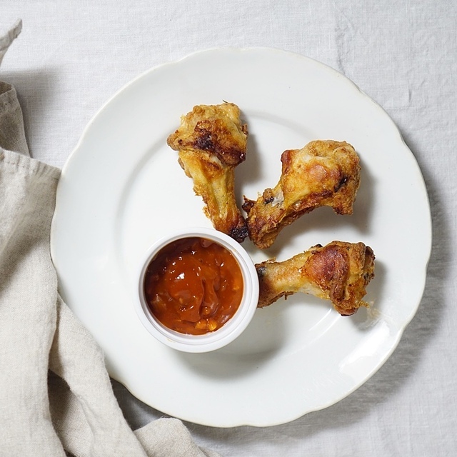Broilerin siivet uunissa ja helppo dippikastike | Seasoned chicken wings with easy Sriracha dip