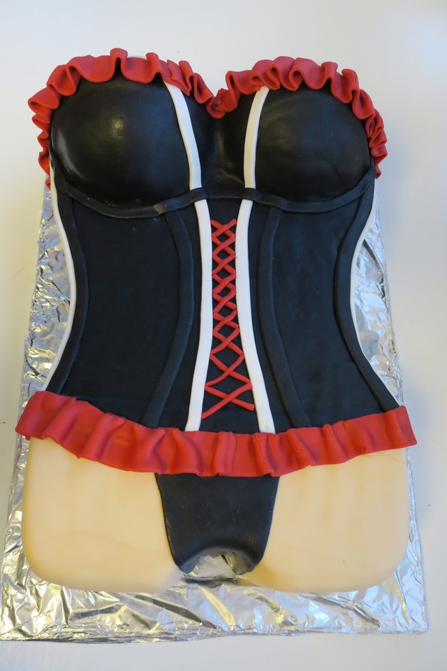 Korsettikakku / female torso cake