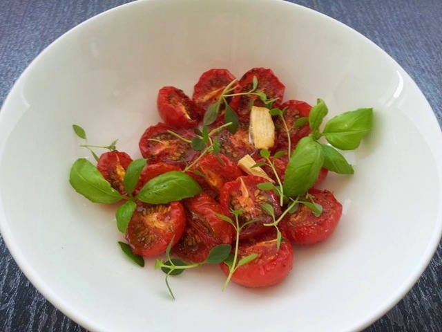 Uunikuivatut tomaatit