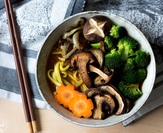 Japanilainen ramen-keitto sienillä