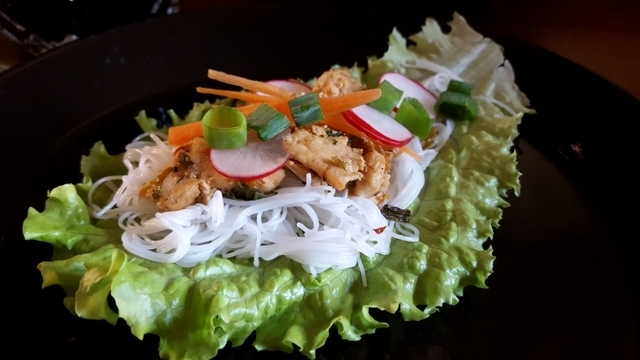 Vietnamilaiset salaattiwrapit kanalla – Vietnamese chicken lettuce wraps