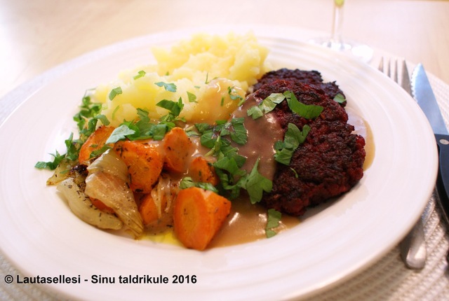 Lindströmin pihvit, uuniporkkanat ja -sipulit – Lindströmi pihvid, ahjuporgandid ja -sibulad
