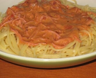 Spaghetti ja kinkkukastike