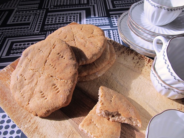 Teeleipiä ja lapsuuden muistoja – Graham Tea Breads