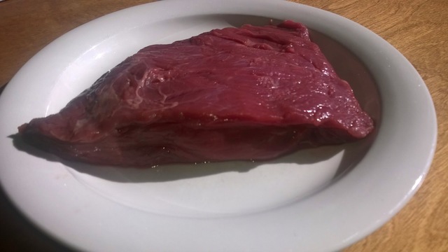 Grillattua pihvikarja kuvetta (flank steak), valkosipulivoita, bataattia, herkkusieniä ja halloumijuustoa
