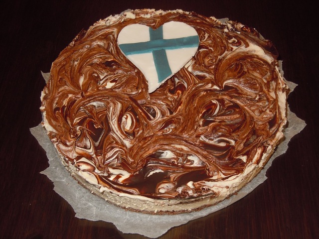 Suklaa-pyörrejuustokakku itsenäiselle Suomelle