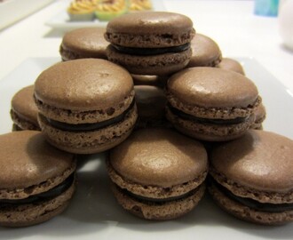 Suklaa macaronit appelsiinitryffeli täytteellä/ Chocolate Macarons With Orange Truffle Filling