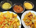 NACHOLAUTANEN ja -VUOKA (GUACAMOLEN CHEDDAR-JUUSTOKASTIKKEEN JA TOMAATTISALSAN KERA)