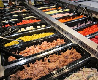 Salaattibaarien ruokatuotteiden laatu parantunut – eniten ongelmia liha- ja kalatuotteissa