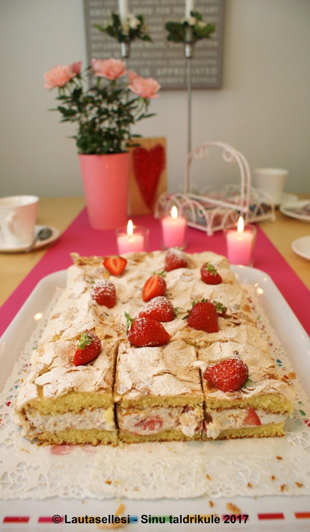 Mansikan ja ruusuterälehtihillon makuinen Britakakku, blogi 7 v.  – Maasika ja roositeralehemoosimaitseline Brita tort, blogi 7 a.