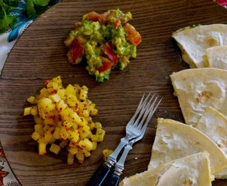 Juustoquesadillat, ananas salsa ja guacamole