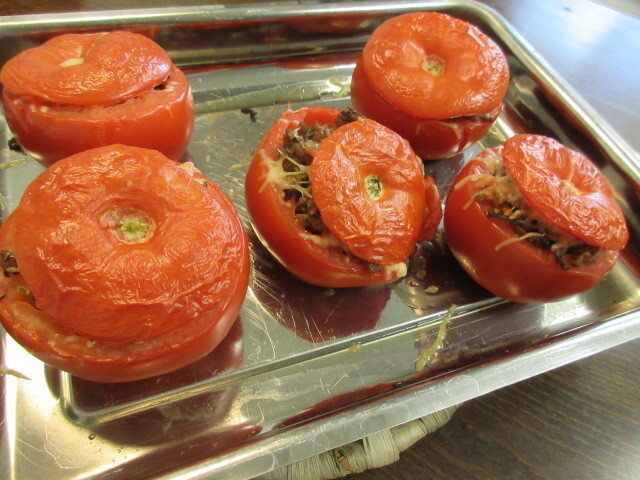 Jauhelihalla täytetyt tomaatit