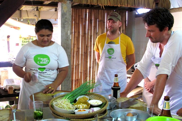 Vegaanista thairuokaa kokkikoulussa Koh Lantalla