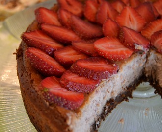 Bolo de queijo com morango- mansikka- juustokakku