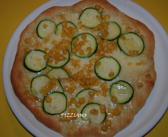 Pizza con zucchine e mais - kesäkurpitsa-maissi -pizza