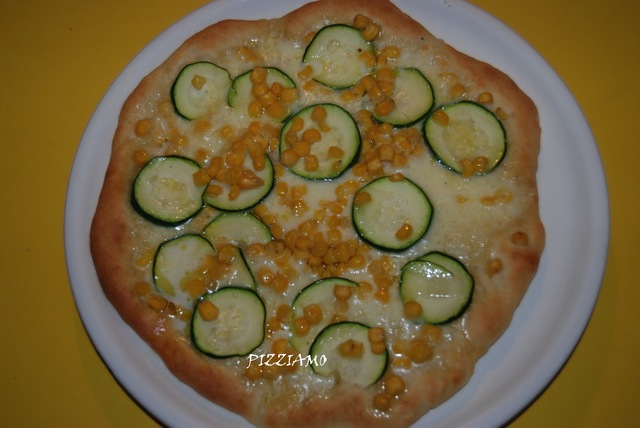 Pizza con zucchine e mais - kesäkurpitsa-maissi -pizza