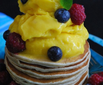 Mango- banaani nicecream + pancakes täysjyväohrajauhoista