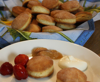 Biscuits ja marinoidut mansikat