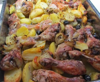 POLLO CON CARCIOFINI, CIPOLLE, PATATE E ROSMARINO