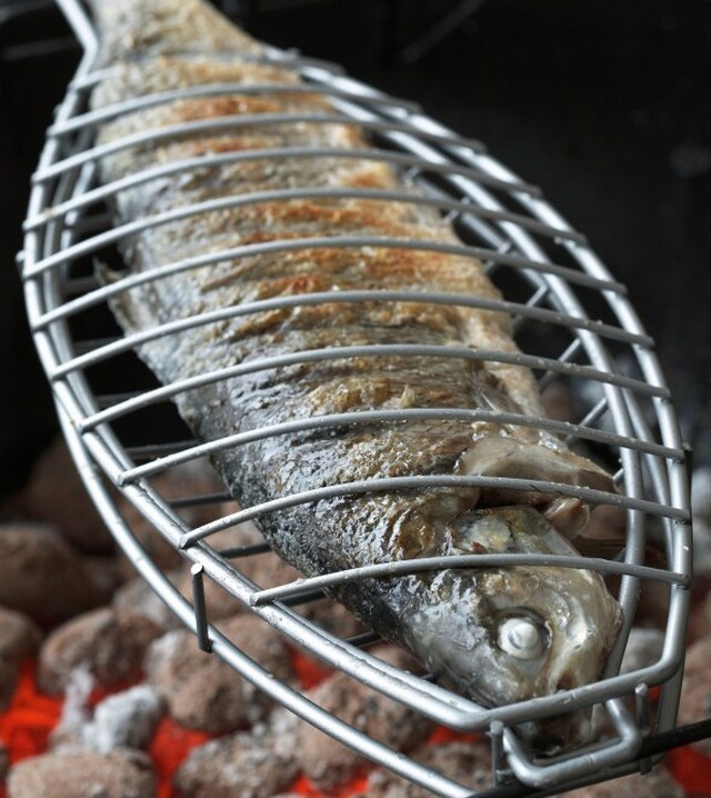 Kokonaisena grillattu kala