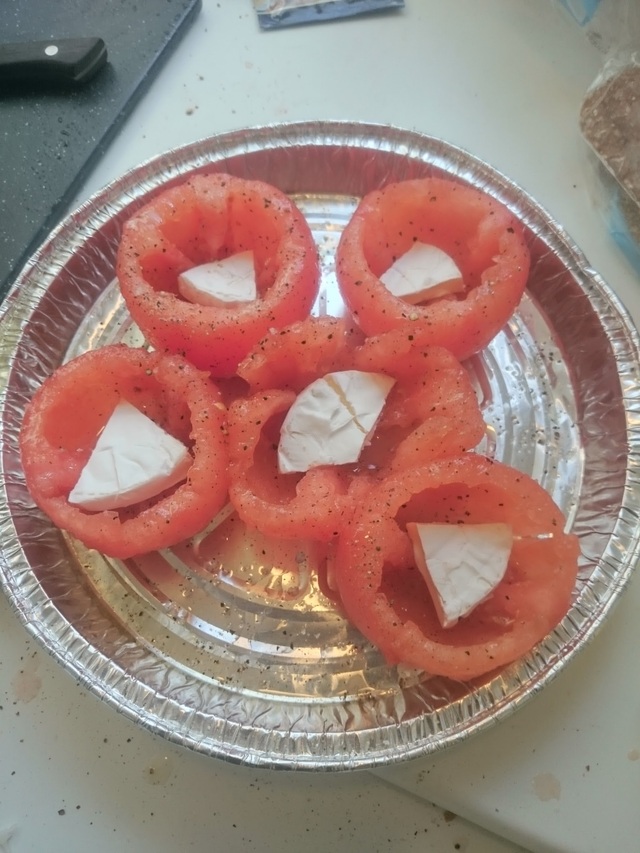 Täytetyt tomaatit grillissä