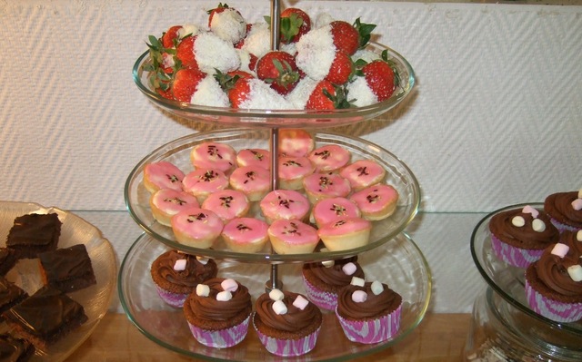 Red velvet Cupcakes & kookos-valkosuklaamansikat
