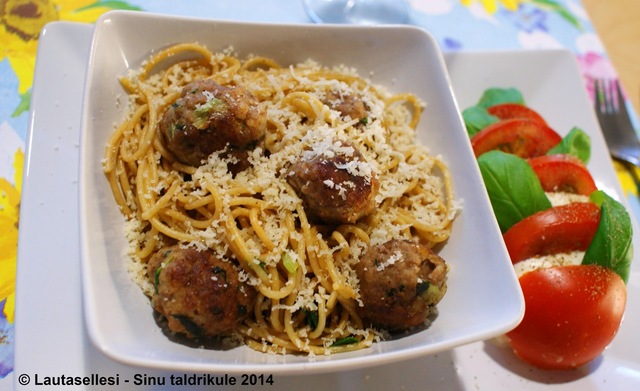 Laiskan kesäkokin spagettia, lihapullia ja tomaatti-mozzarellasalaattia – Laisa suvekoka spagetid lihapallidega ja tomati-mozzarellasalat