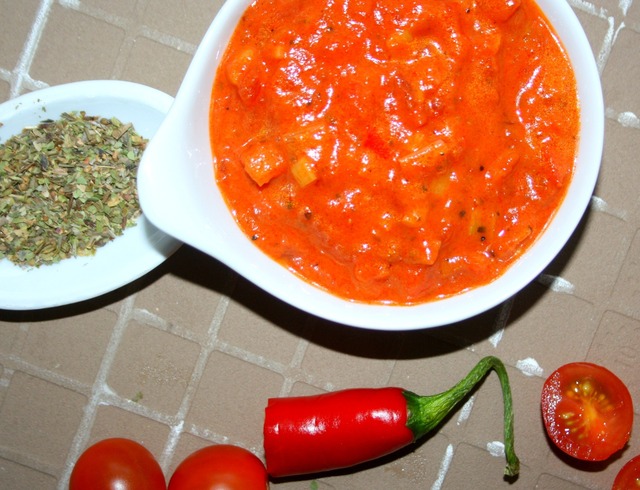 Lempeän chilinen tomaattikastike