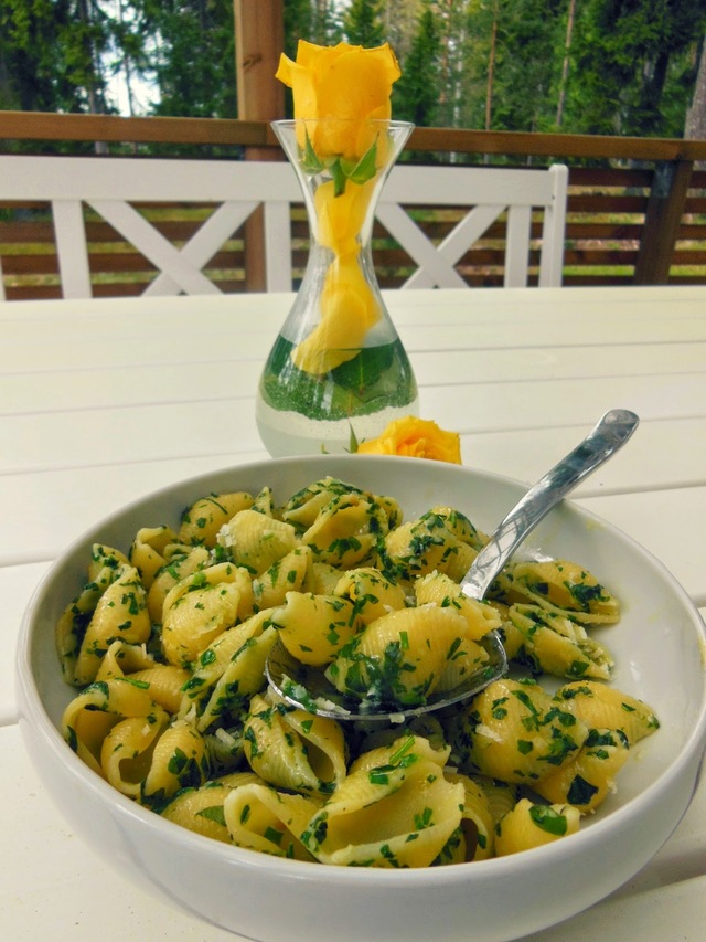 Valkosipuli-yrttipasta / Garlic butter pasta with herbs