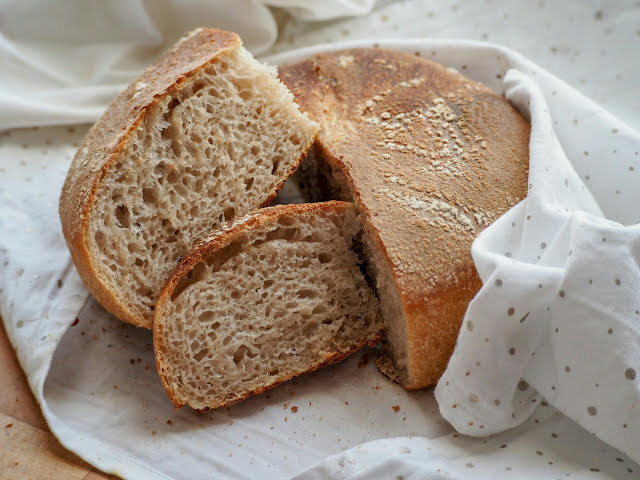 Juureen leivottu vaalea leipä ilman hiivaa