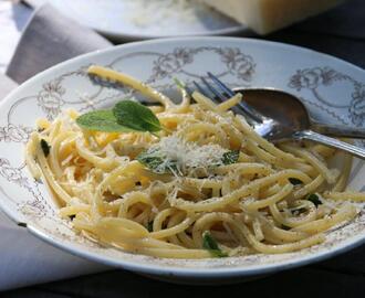 Spaghettia voin ja salvian kera - Spaghetti con burro e salvia