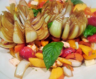 Värikäs salaatti ja marinoidut sipuli-kukat