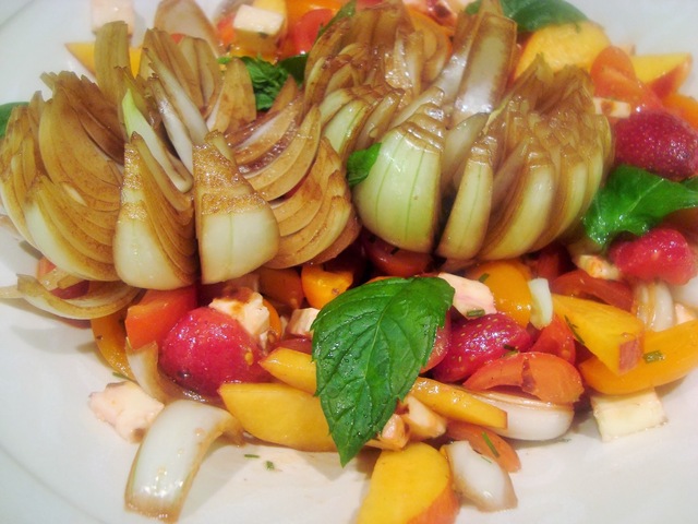 Värikäs salaatti ja marinoidut sipuli-kukat