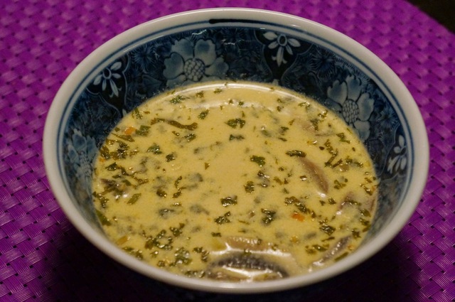 Thaimaalainen kanakeitto tom kha gai