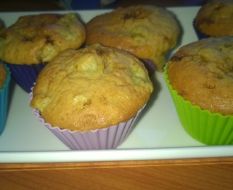 Raparperi-muffinit