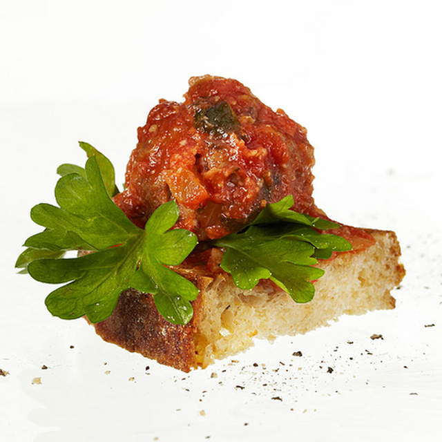 Välimerelliset lihapullat tomaattikastikkeessa