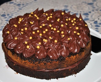 Taateli-suklaakakku