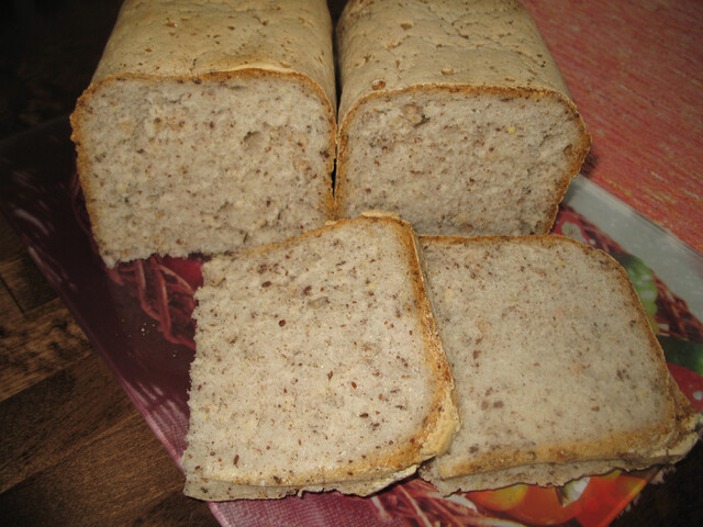 Monivilja jauhoista tehty leipäkoneleipä