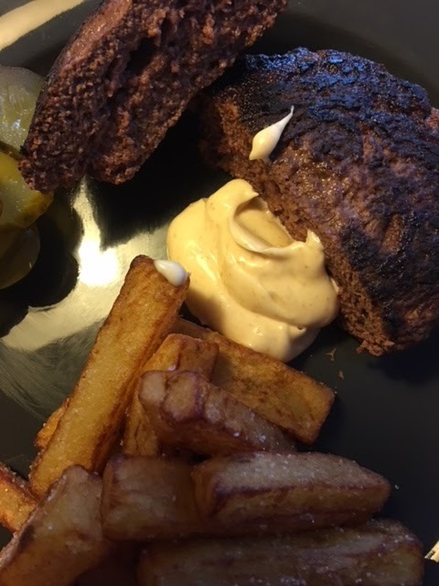Burgerpihvi hevosen paistista, kolmesti fritatut pölkkyranskalaiset ja chilimajoneesi